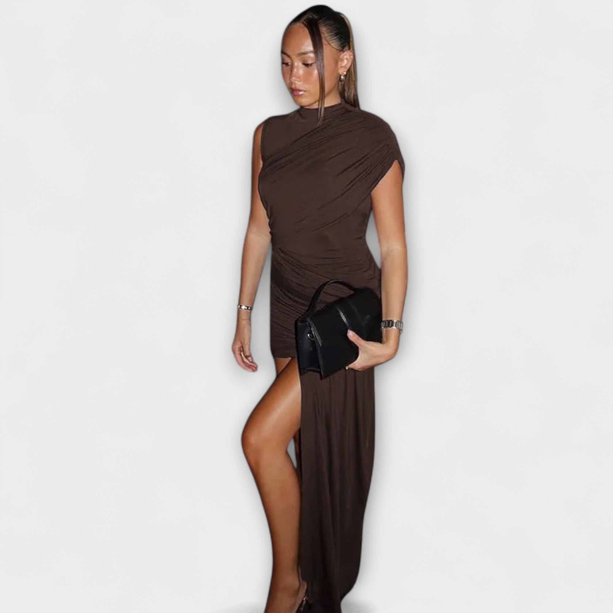 Lila - Stylish, slim-cut dress with round neckline and pleats